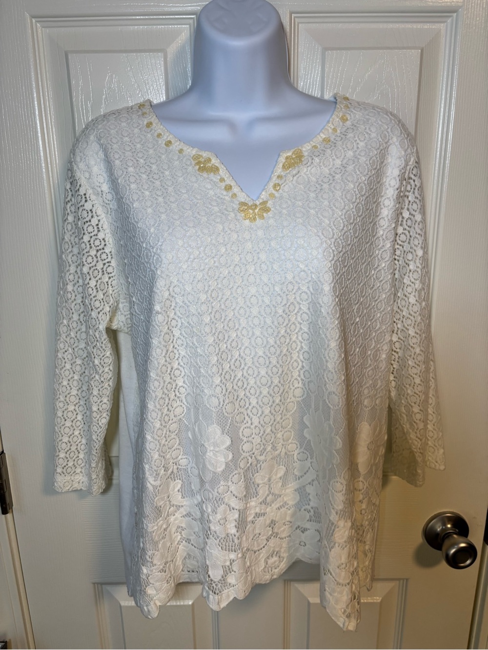 Alfred Dunner white lace top with beaded accents. Size: large petite